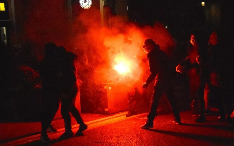 Proteste nelle città dopo il Dpcm: molotov a Milano, bombe carta e un ferito a Torino