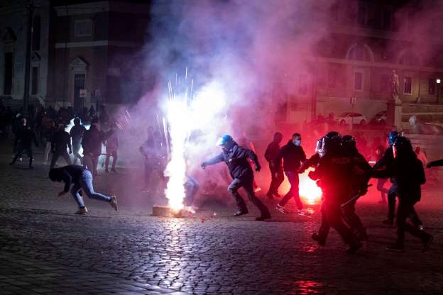 Roma come Napoli: nella notte violenta protesta contro norme anticovid