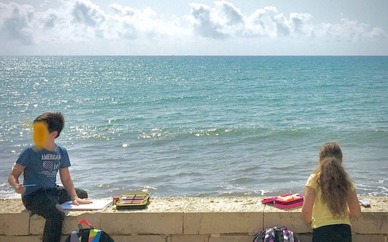 La scuola più bella, salutare e sicura del mondo è in Sicilia: in riva al mare, col profumo delle onde