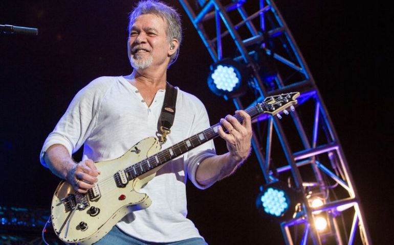E’ morta la leggenda del rock mondiale Eddie van Halen, aveva un tumore alla gola