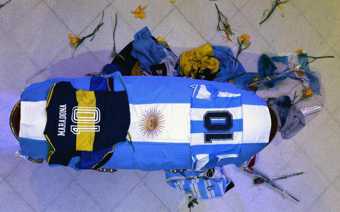 Morte di Maradona. L’avvocato accusa: «L’hanno lasciato 12 ore senza cure»
