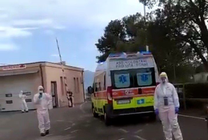 (VIDEO) Nuoro, la protesta “suonata” delle ambulanze in fila al San Francesco