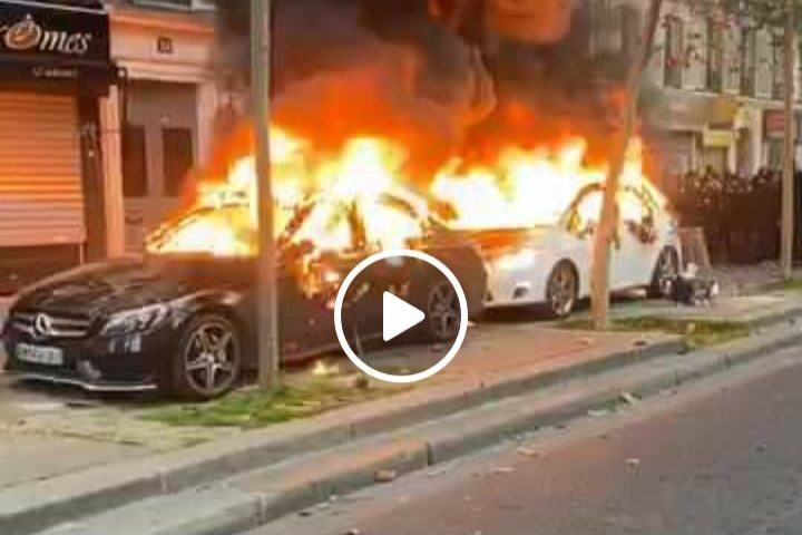 Parigi nel caos, tafferugli durante corteo alla Bastiglia: cassonetti e automobili a fuoco