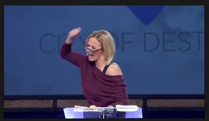 L’incredibile “Rito propiziatorio” della guida spirituale di Trump fa il giro del mondo
