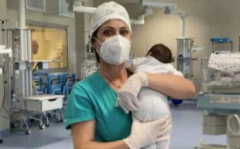 La bella notizia: neonato abbandonato a Ragusa dentro a un cassonetto, presto verrà adottato
