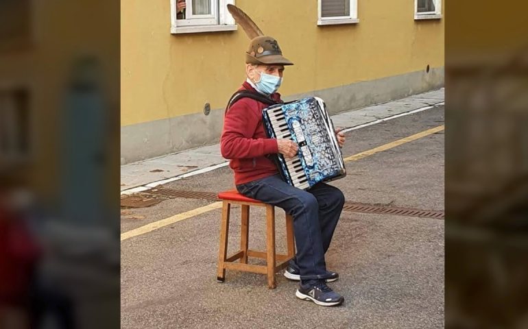 L’anziana moglie è ricoverata per Covid: lui, fuori dalla finestra, le dedica una lunga serenata con la fisarmonica