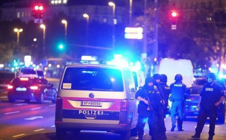 Vienna sotto attacco, esplosione, spari e 7 morti vicino alla sinagoga. «Restate a casa»