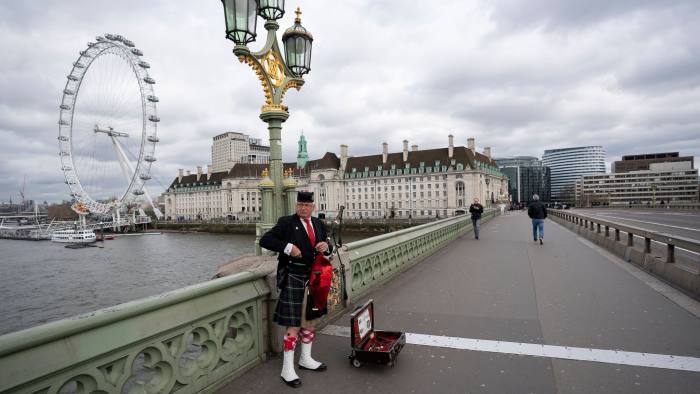 Paura per un nuovo ceppo del Covid scoperto in Inghilterra. L’Europa si blinda: Londra, Olanda e Germania in lockdown