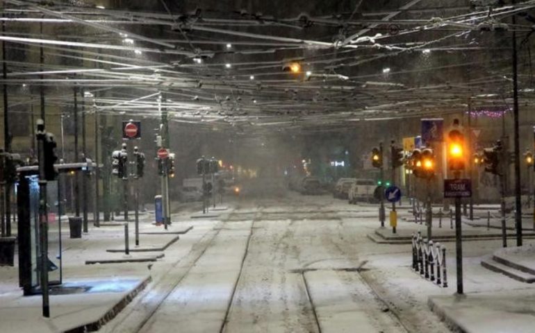 Milano zona arancione e bianca di neve: un manto candido avvolge la città della Madonnina