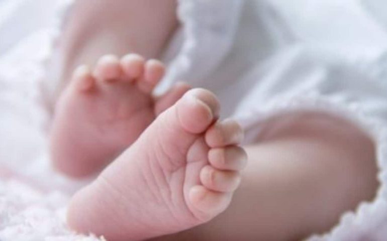 Neonata positiva al Covid, viene abbandonata in ospedale: rintracciata e arrestata la madre