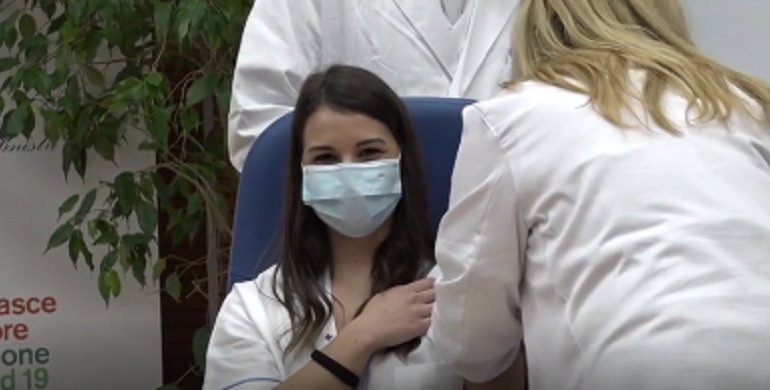 Primo vaccino Covid d’Italia: la dose numero uno a Claudia Alivernini, infermiera 29enne dello Spallanzani