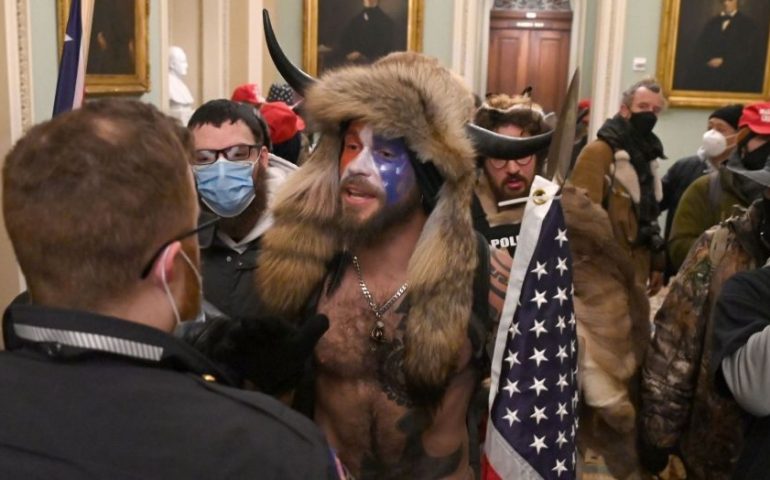 Usa, irruzione armata dei fan di Trump dentro Capitol Hill, in protesta contro la vittoria di Biden