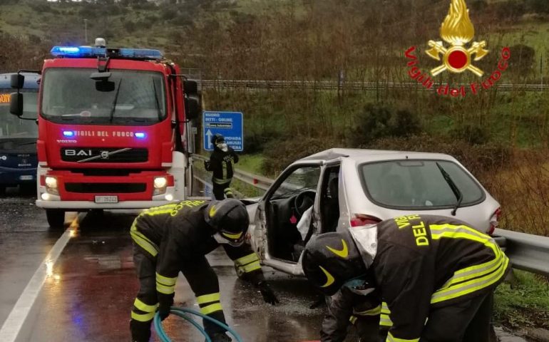 Rocambolesco incidente in Sardegna, auto sbanda contro guard-rail e pullman: due persone all’ospedale