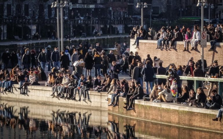 Assembramenti in centro a Roma, Milano, Napoli. Speranza: «Zona gialla non è scampato pericolo»