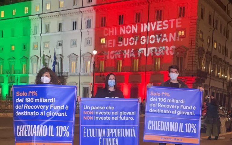 Roma: #UnoNonBasta, i giovani protestano per i pochissimi soldi a loro destinati dal Recovey Fund