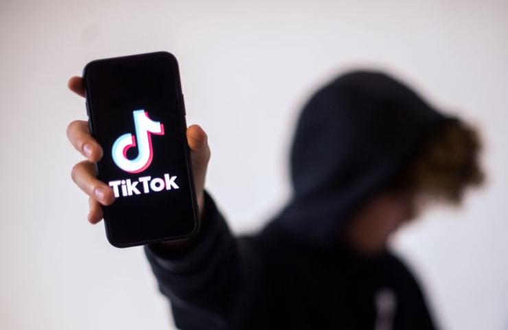 Tik Tok lìmitat sa bisione de sos vìdeos “perigulosos” pro sos minores