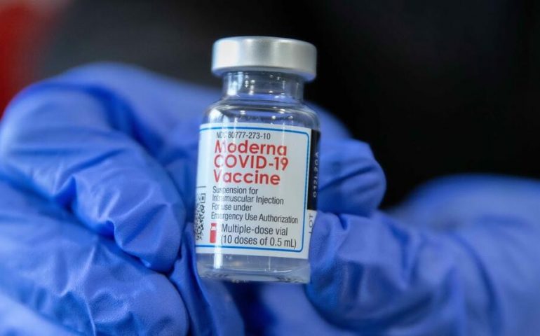 Arriva in Italia il primo carico di vaccini Moderna