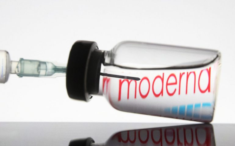 Vaccino Moderna: arriva l’ok dell’Ue. Prime dosi in Italia dalla prossima settimana