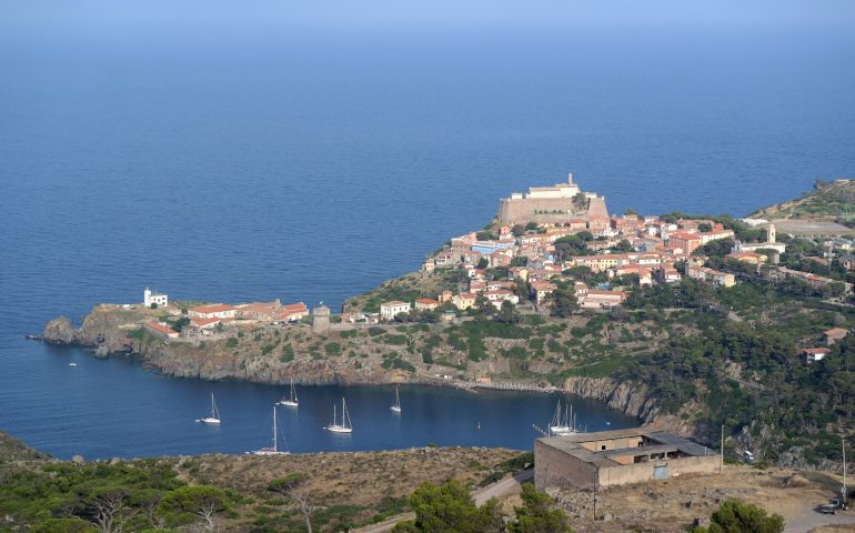 Ladro seriale a Capraia, ma nell’isola ci sono solo 200 abitanti: tutti sospettati