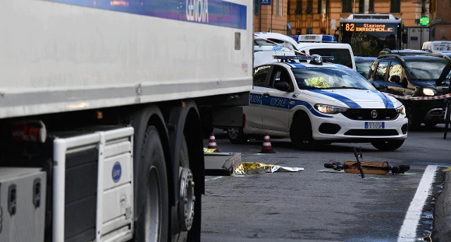 Genova, camion contro monopattino: muore una giovane mamma