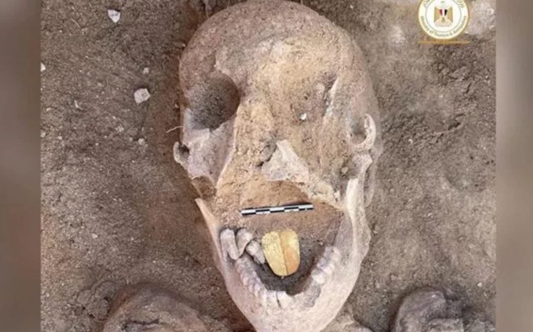Egitto: rinvenuti i resti di una mummia con la lingua d’oro a Taposiris Magna