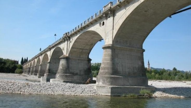 ponte-vidor-piave-mamma-si-butta-dal-ponte