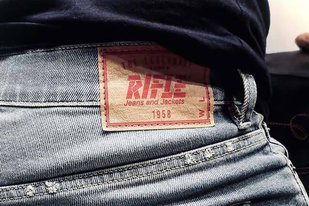 Rifle, fallisce lo storico brand italiano. Jeans, felpe e magliette messe all’asta per 2 euro