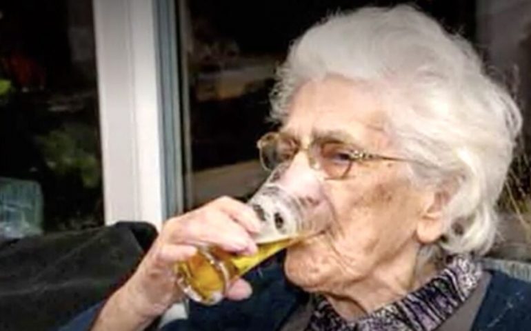 La “medicina” della centenaria Robertine, sino a 20 birre scolate: “Mai ubriacata”