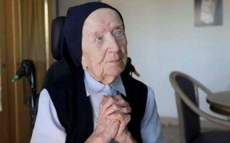 Suor Andrée compie oggi 118 anni: è la donna più anziana del mondo, sopravvissuta a Covid, Spagnola e guerre mondiali