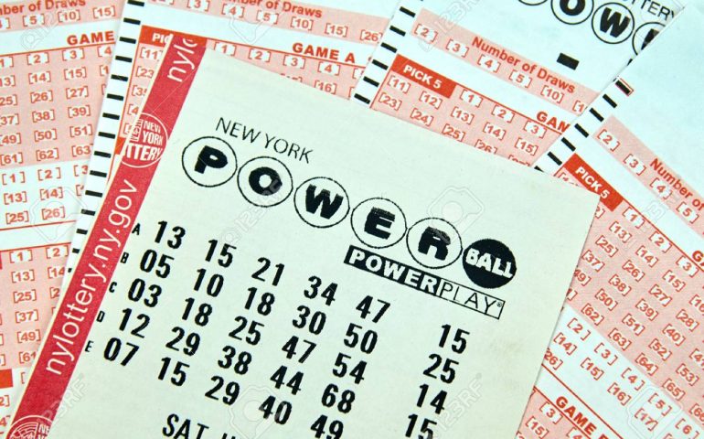 Canada: vince alla lotteria, ma se ne accorge per caso dopo un mese