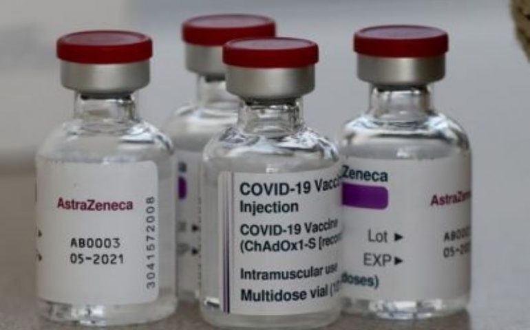 AstraZeneca, annunciati nuovi tagli di forniture di vaccino all’Ue