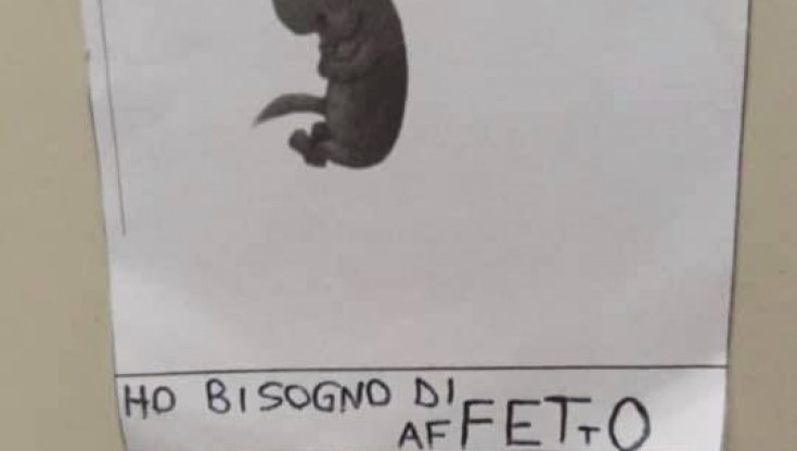 Piacenza, torna a scuola dopo aver abortito e trova orribili cartelli di accuse