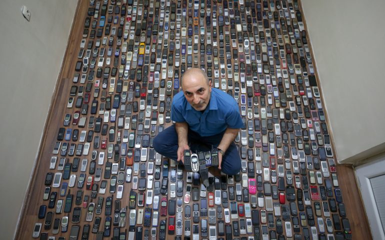 Dal Nokia 3310 al Motorola Razr V3: oltre mille cellulari, tutti funzionanti, la collezione di un appassionato turco
