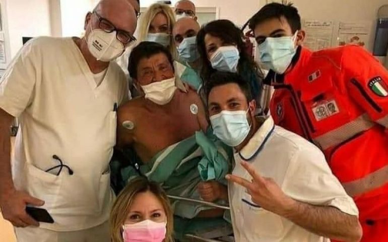 Gianni Morandi non perde il sorriso: selfie con medici e infermieri in ospedale