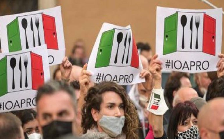 Io Apro, manifestanti già a Montecitorio. La diretta sui social: “Vi aspettiamo, fate l’autocertificazione. Manifestazione a qualsiasi condizione”