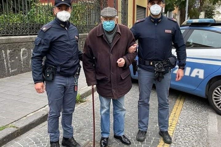 Anziano non può arrivare al centro vaccini, chiede aiuto in Questura, lo portano gli agenti