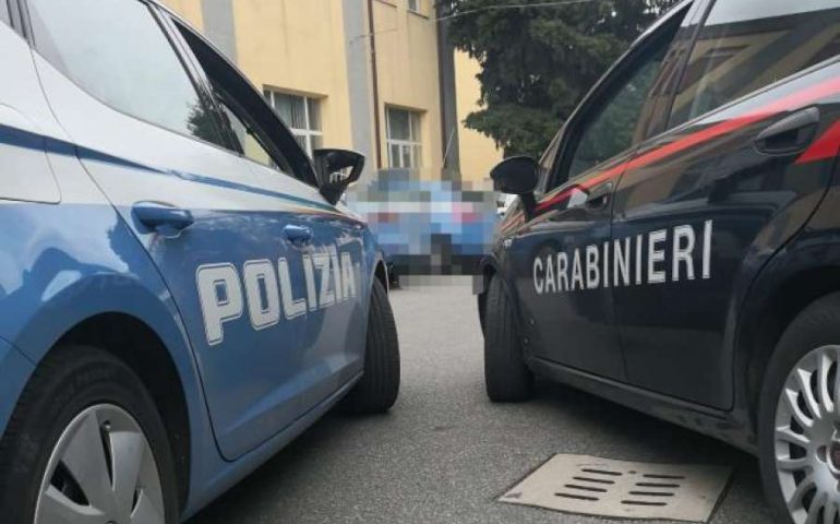 I poliziotti si assembrano al bancone del bar, i carabinieri li multano