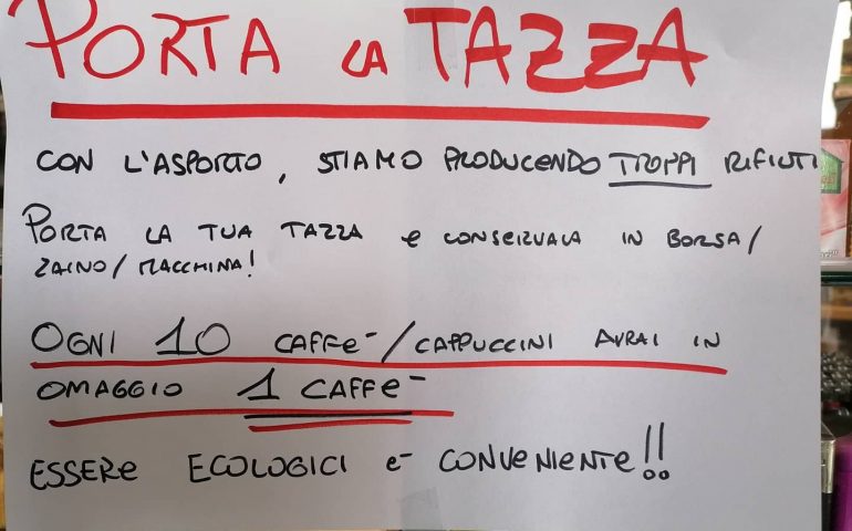 «Con l’asporto troppi rifiuti, portatevi la tazza da casa»: la svolta ecologista di un bar