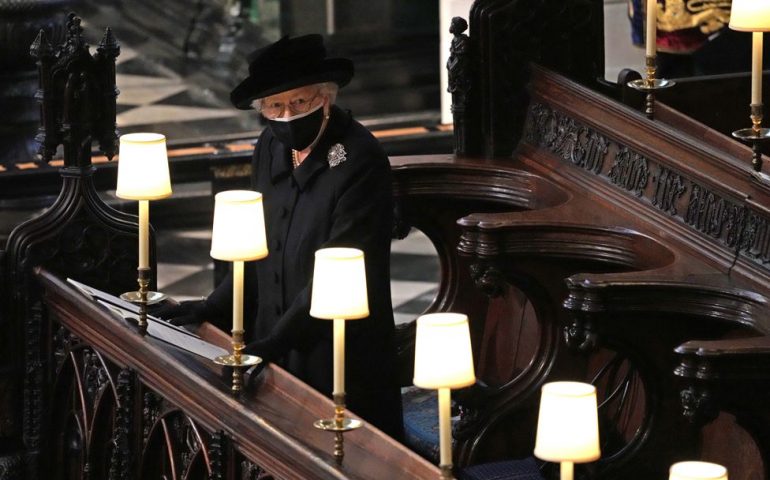 Funerali del principe Filippo: le lacrime della regina Elisabetta