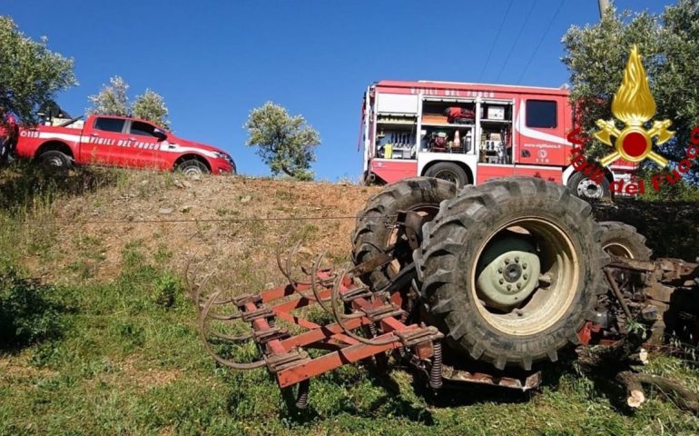 Perde il controllo di un trattore e finisce in una scarpata: muore 50enne