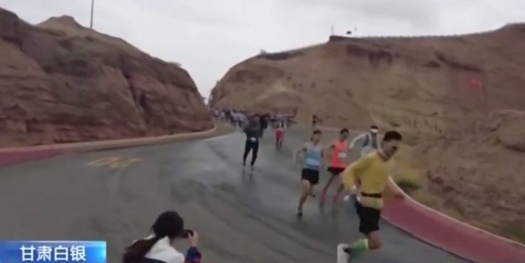 Improvvisa ondata di maltempo durante maratona: perdono la vita 21 atleti