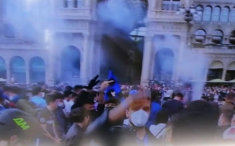 L’Inter è campione d’Italia, festa dei tifosi nerazzurri a Milano: assembramenti in Piazza Duomo