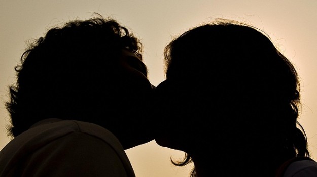 Torino, fanno l’amore sul prato e all’arrivo dei Vigili lui scappa. Per lei una multa di 10mila euro