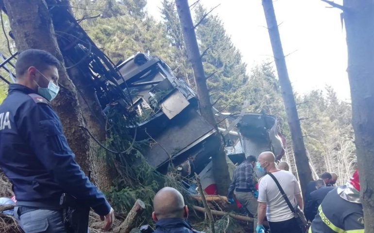 Tragedia di Stresa, le vittime salgono a 13. Tanta paura e apprensione per i due bimbi di cinque e nove anni: ricoverati gravi