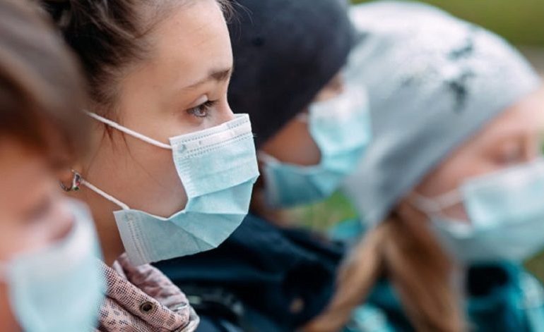 Cade l’obbligo della mascherina all’aperto in Francia, da domani passeggiate e uscite senza protezione