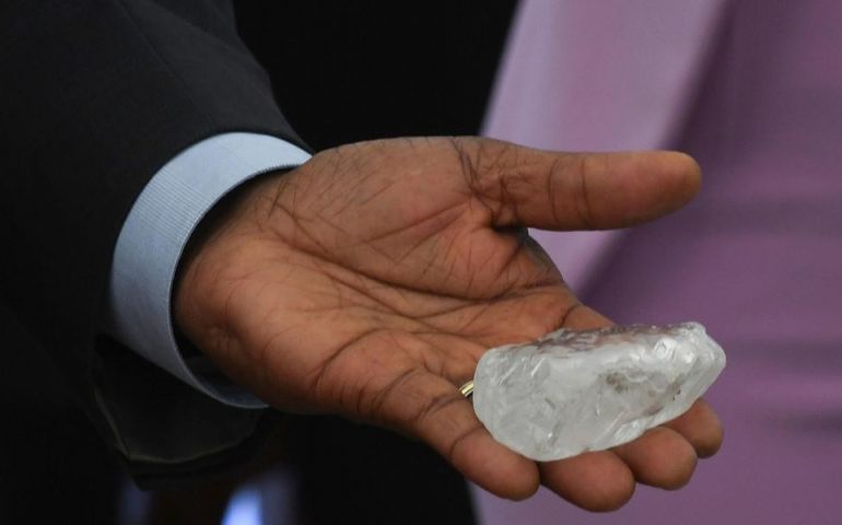 Botswana, trovato il terzo diamante più grande del mondo: la bellezza di 1.098 carati