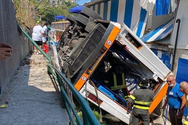 Minibus precipita in una scarpata: muore l’autista e vari feriti gravi