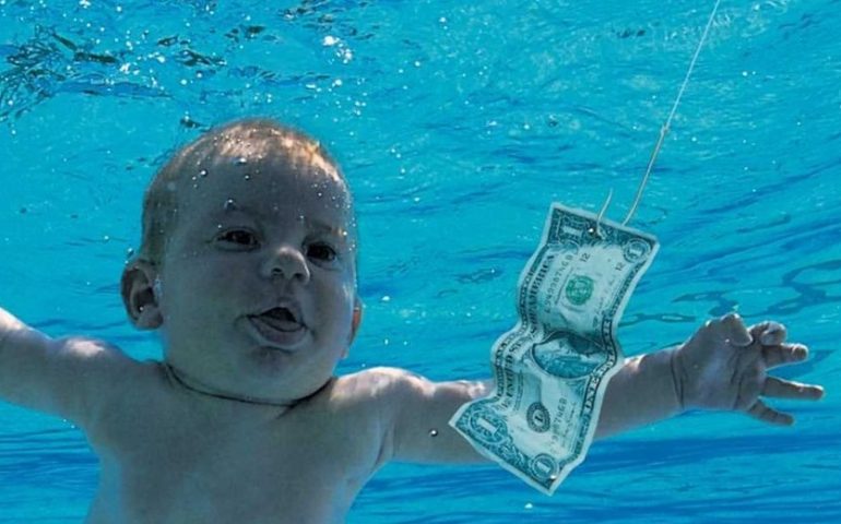 Il bambino della copertina di Nevermind fa causa ai Nirvana: “È pedopornografia”