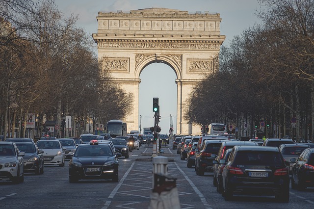 A partire da domani, a Parigi in auto non si potranno superare i 30 km/h