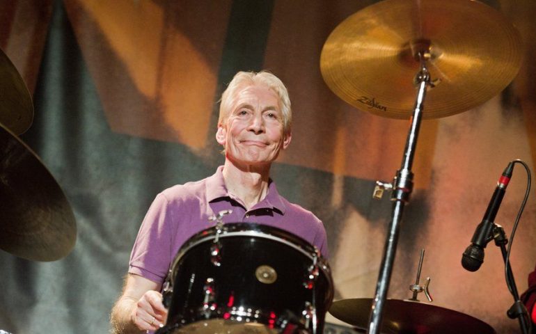 Mundu de sa mùsica in lutu: s’est mortu Charlie Watts, baterista mìticu de is Rolling Stones